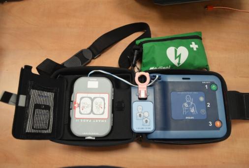 Un défibrillateur automatisé ou semi autamatisé externe ou DAE (en anglais, AED) est un appareil portatif
